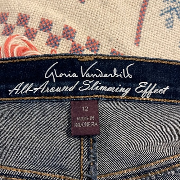 Gloria Vanderbilt Denim Ladies Shorts. Size 12. 5 pocket. Sewn hem Amanda - Picture 5 of 7